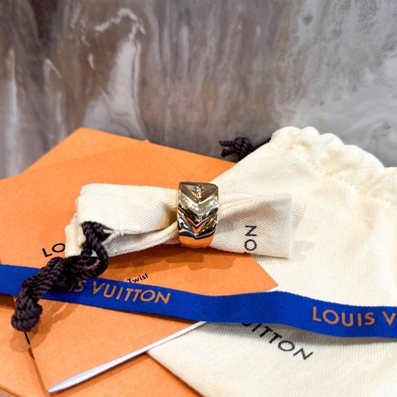 Louis Vuitton Unchain V Gold Tone Ring Size M - Picture 3 of 6
